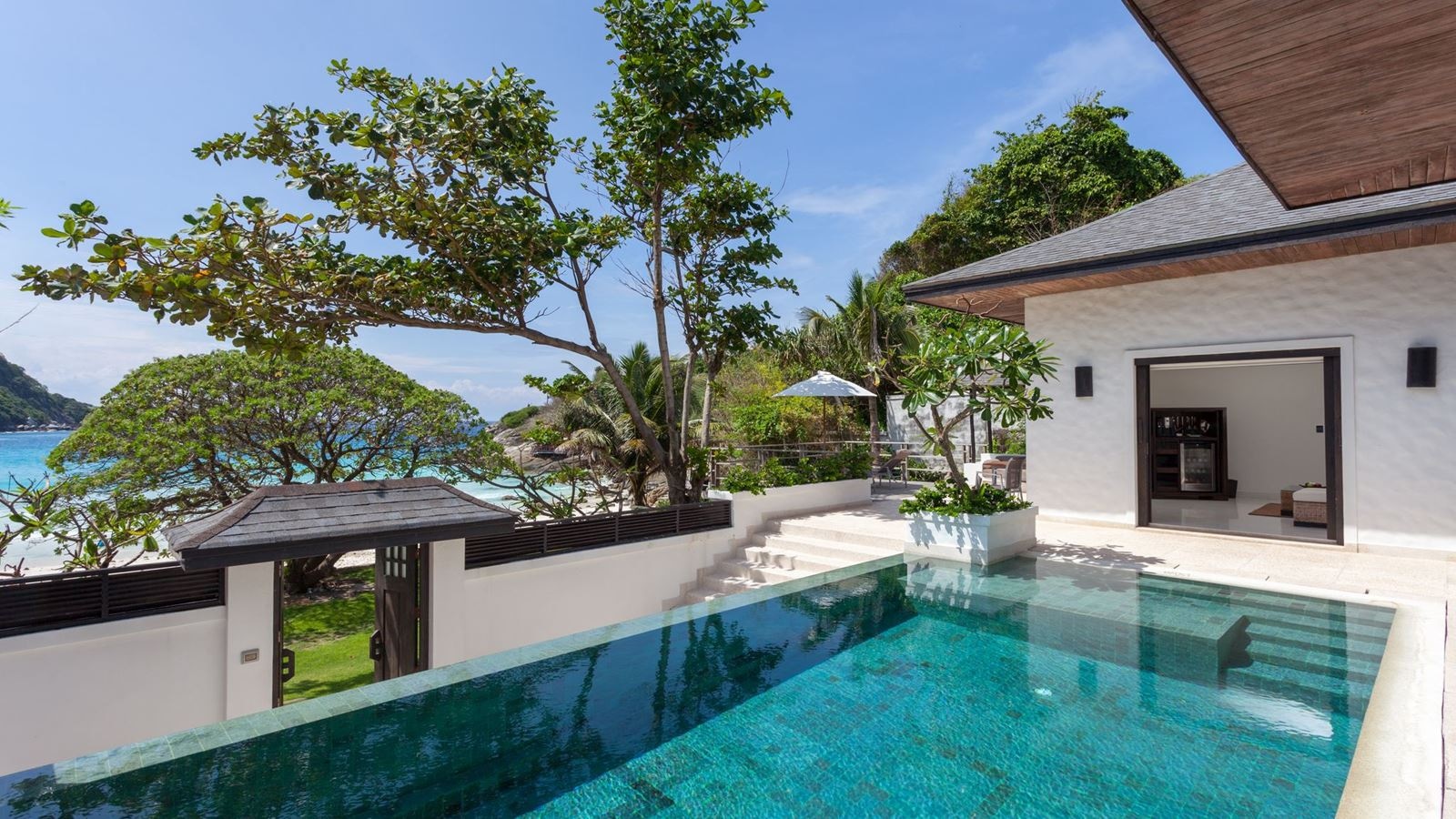 rooms-grand-pool-suite-beach-front