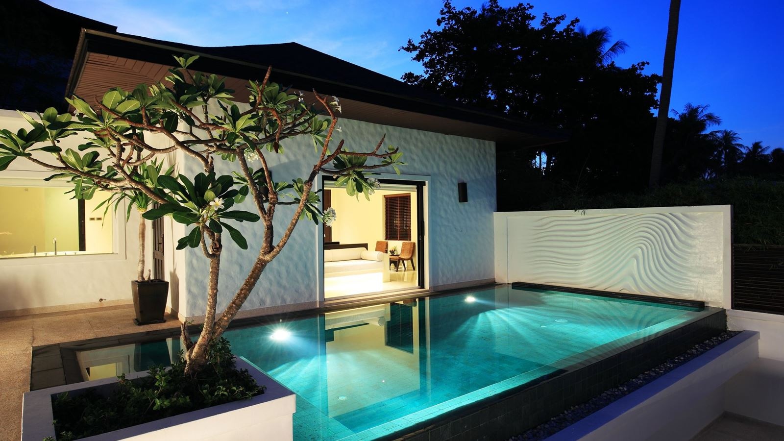 rooms-grand-pool-suite-beach-front