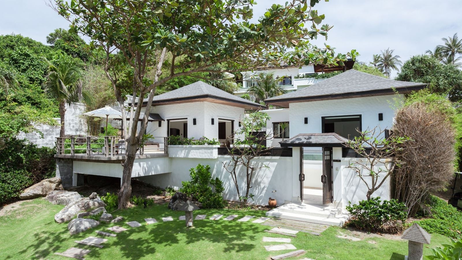 rooms-grand-pool-suite-beach-front