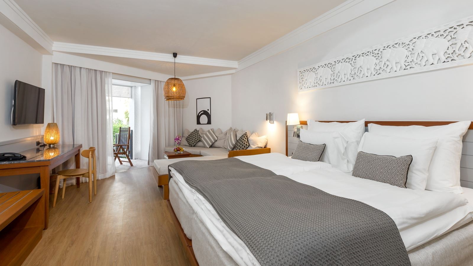 rooms-royal-studio-pool-access