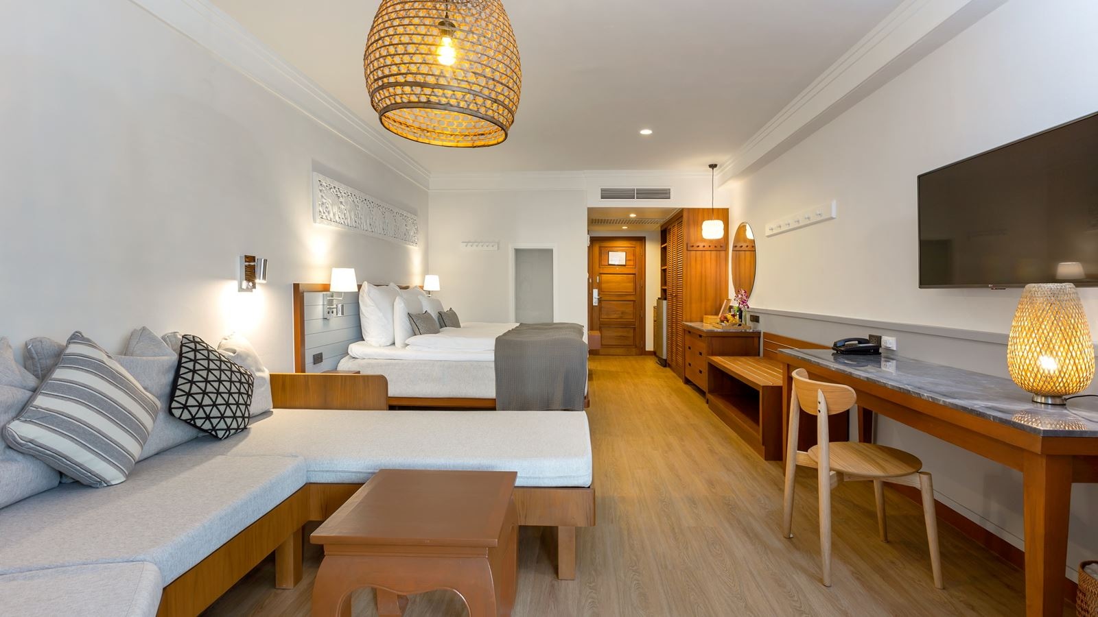 rooms-royal-studio-pool-access