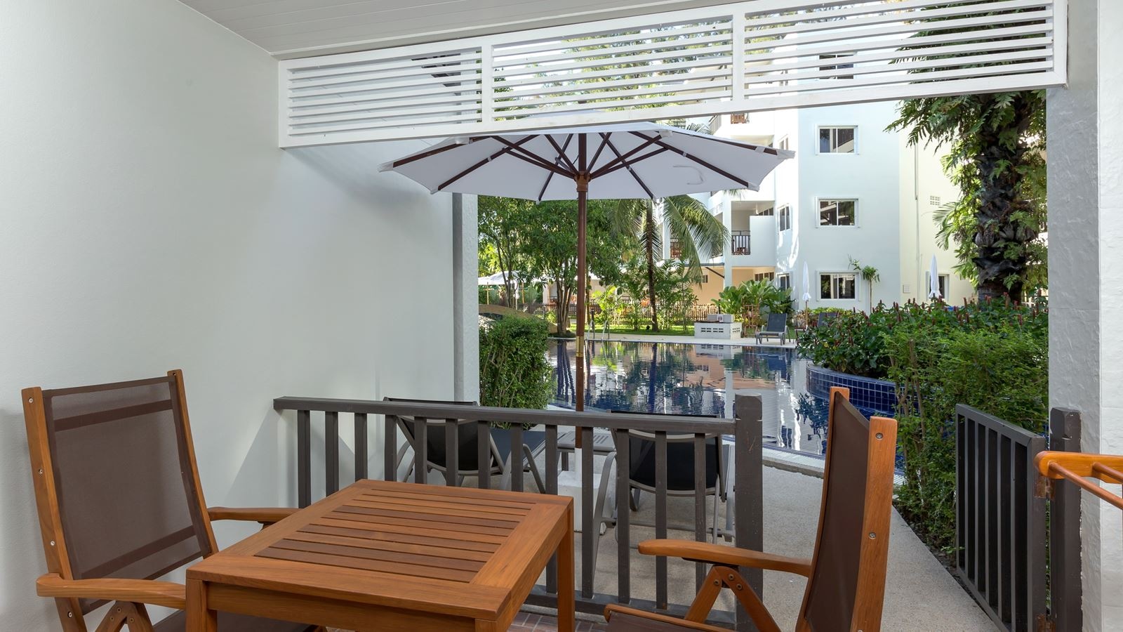 rooms-royal-studio-pool-access