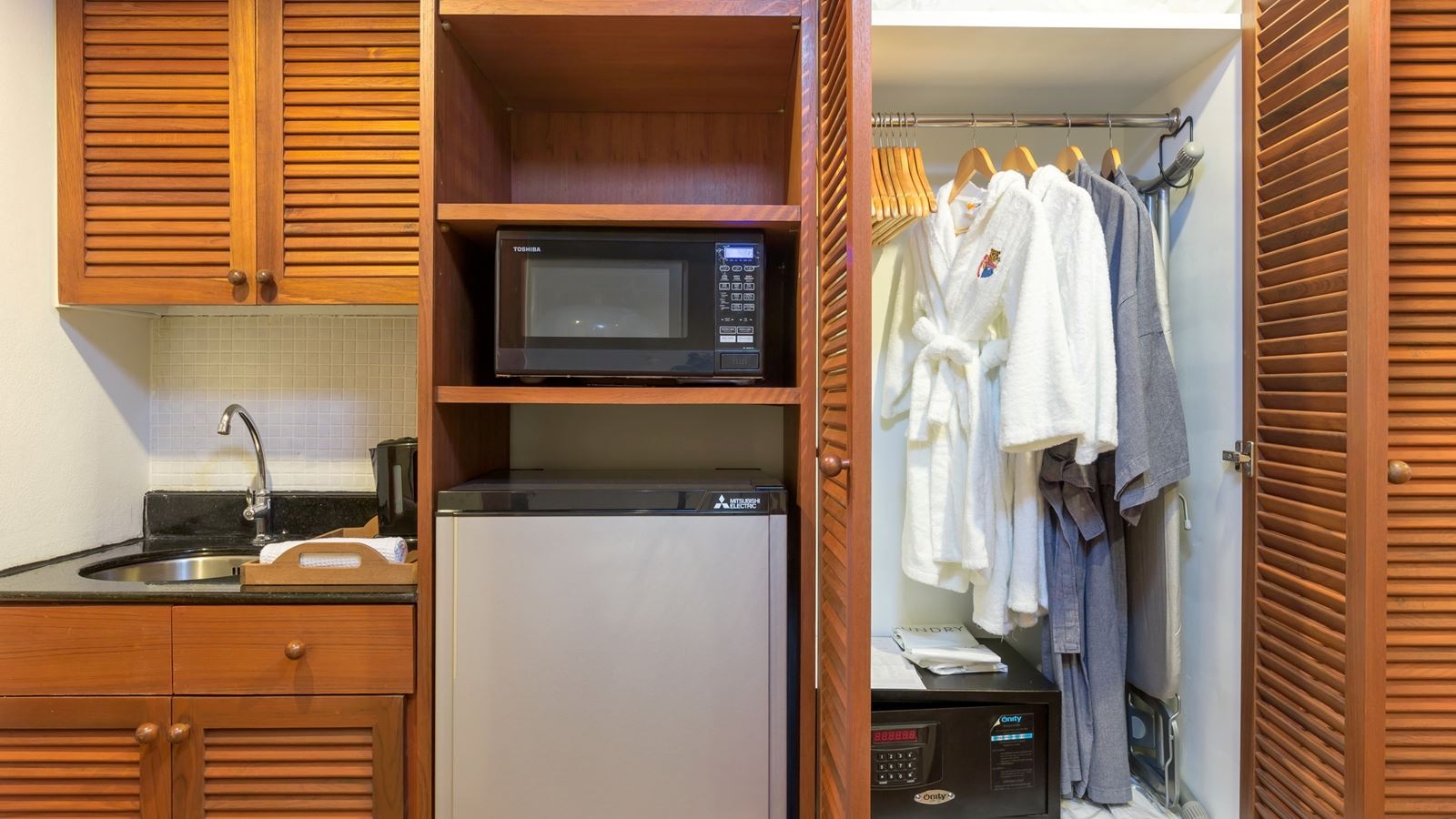 rooms-royal-studio-pool-access