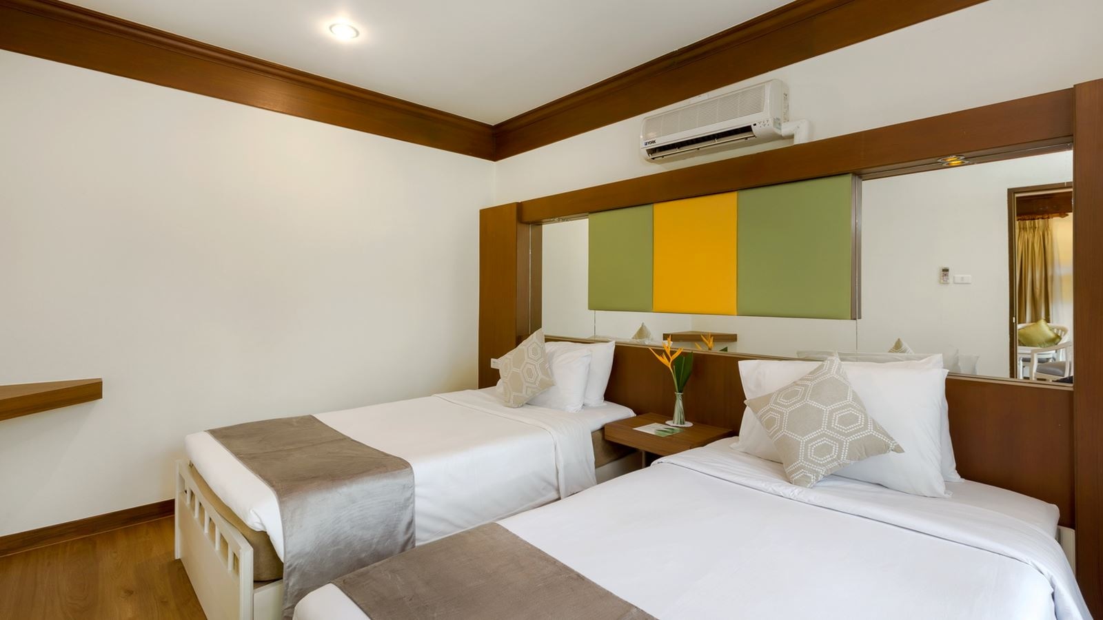rooms-deluxe-family-room