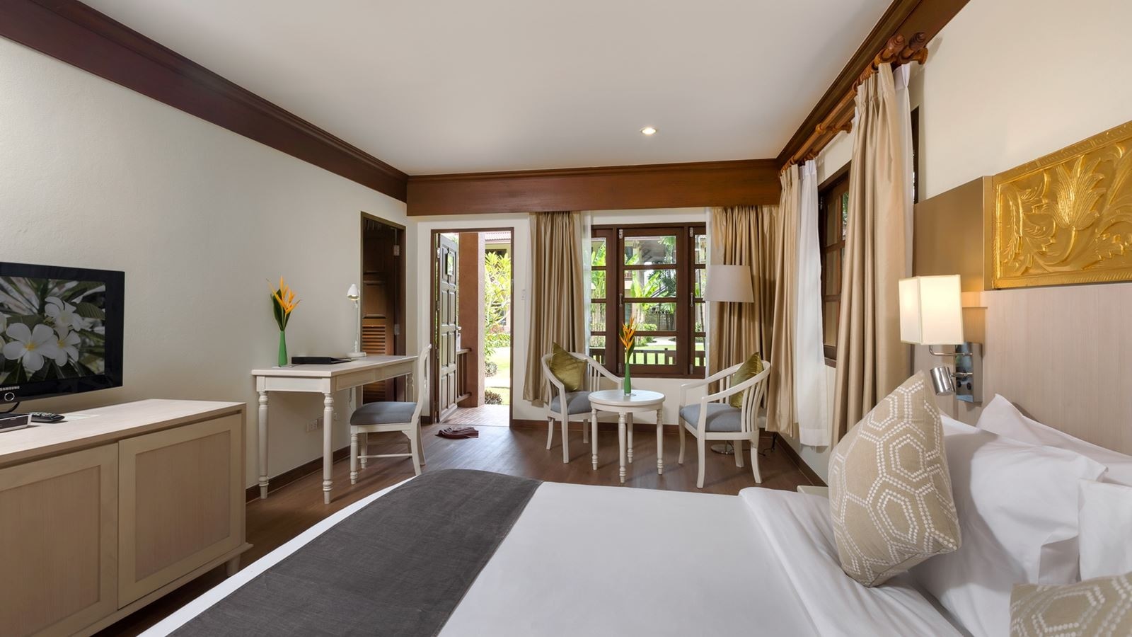 rooms-deluxe-family-room