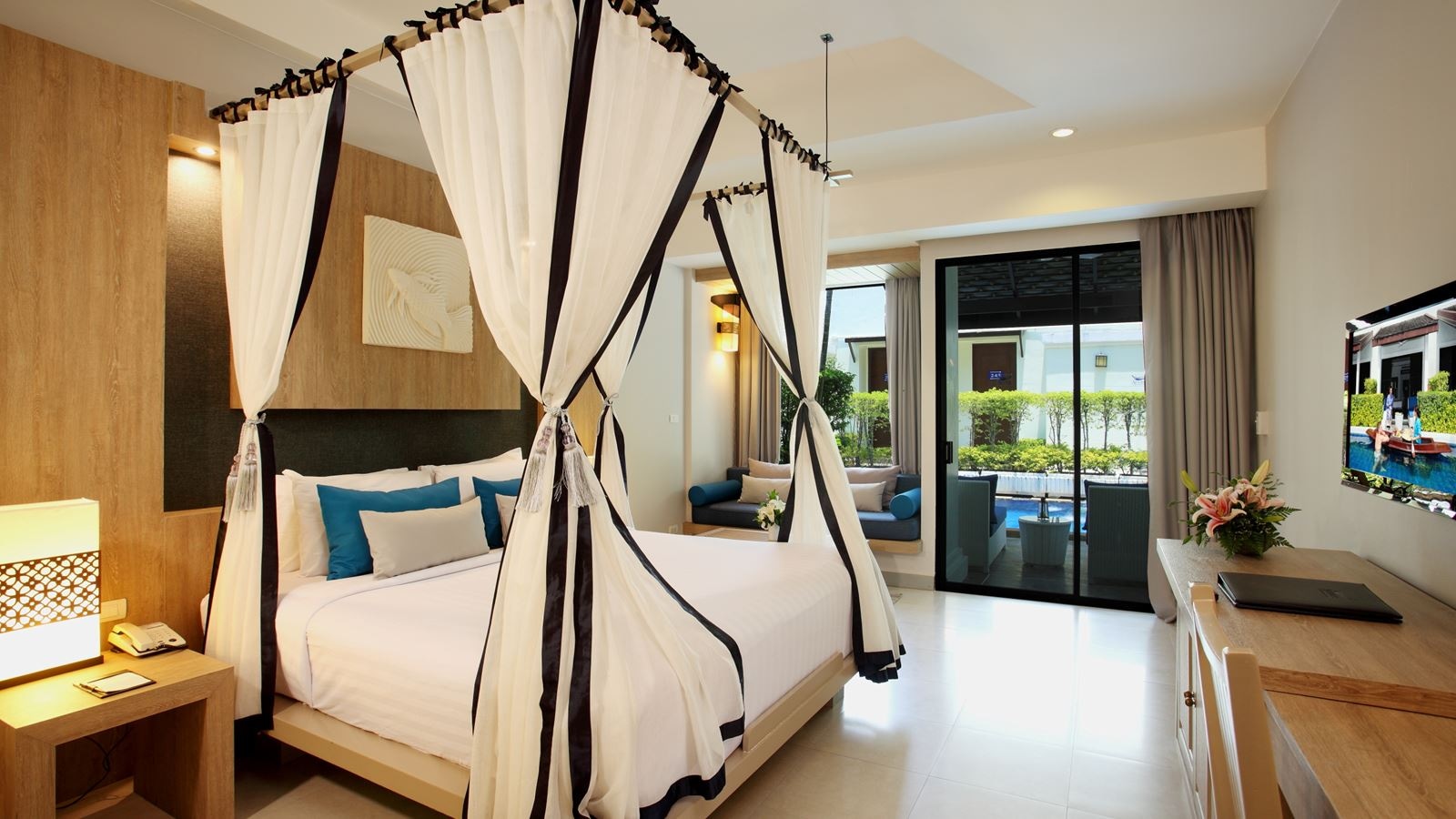rooms-deluxe-pool-access-blue-wing