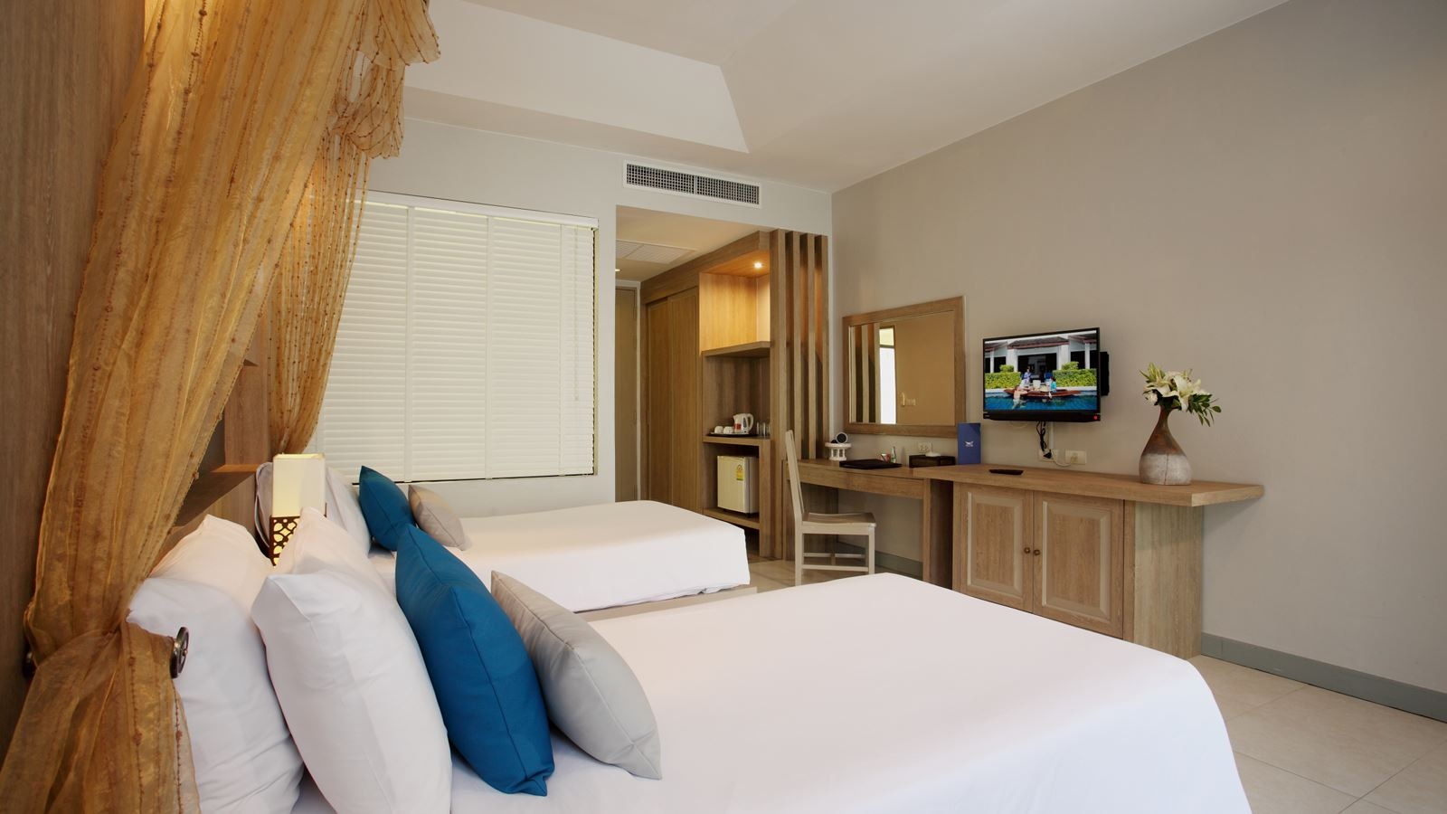 rooms-deluxe-pool-access-blue-wing