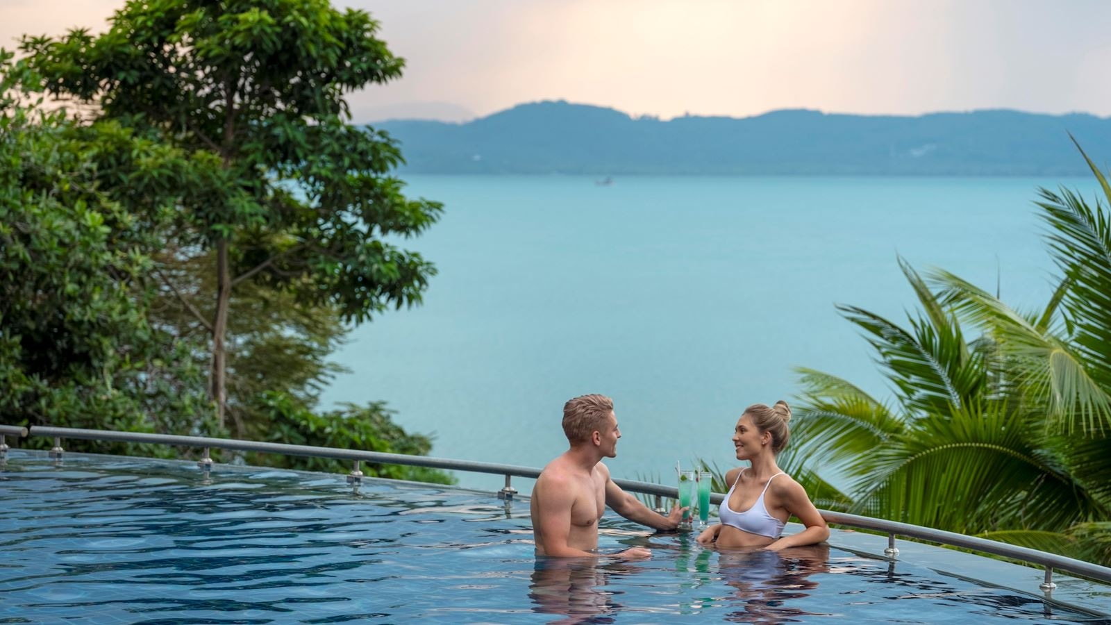 restaurants-horizon-pool-bar