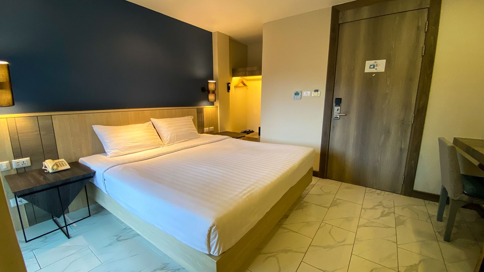 rooms-superior-city-view-king-bed-room