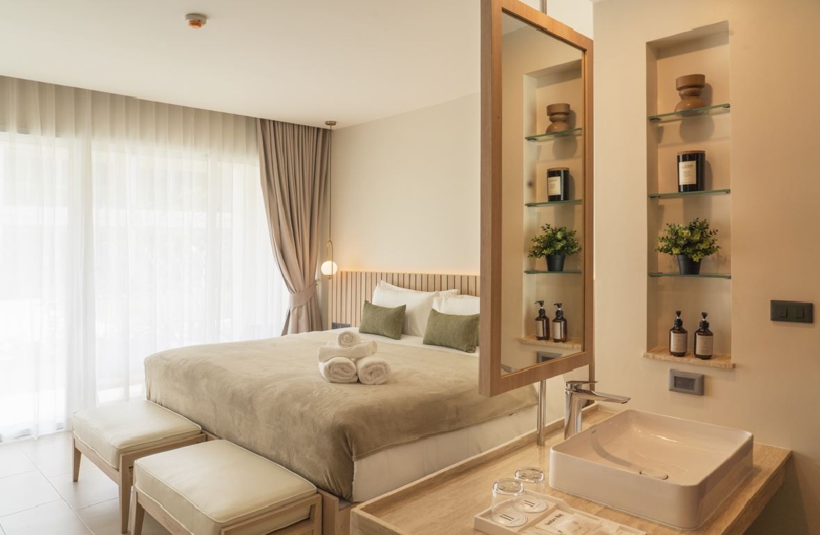 rooms-deluxe-pool-view