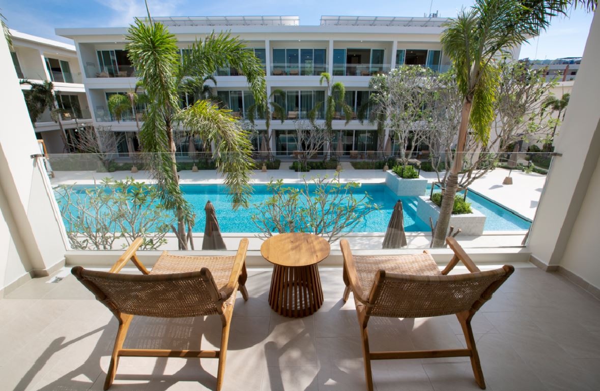 rooms-deluxe-pool-view