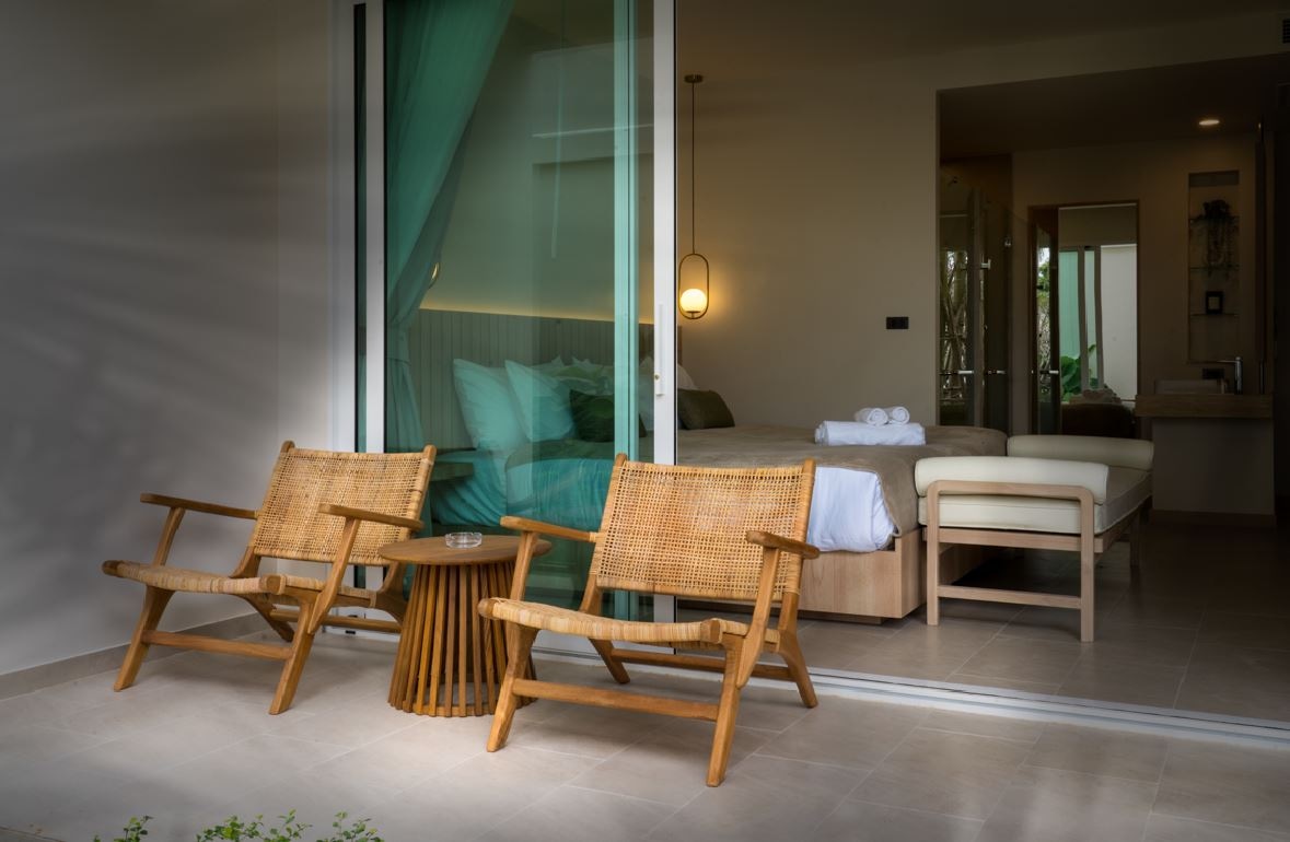 rooms-deluxe-pool-entrance