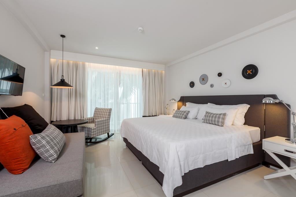 rooms-deluxe-pool-view