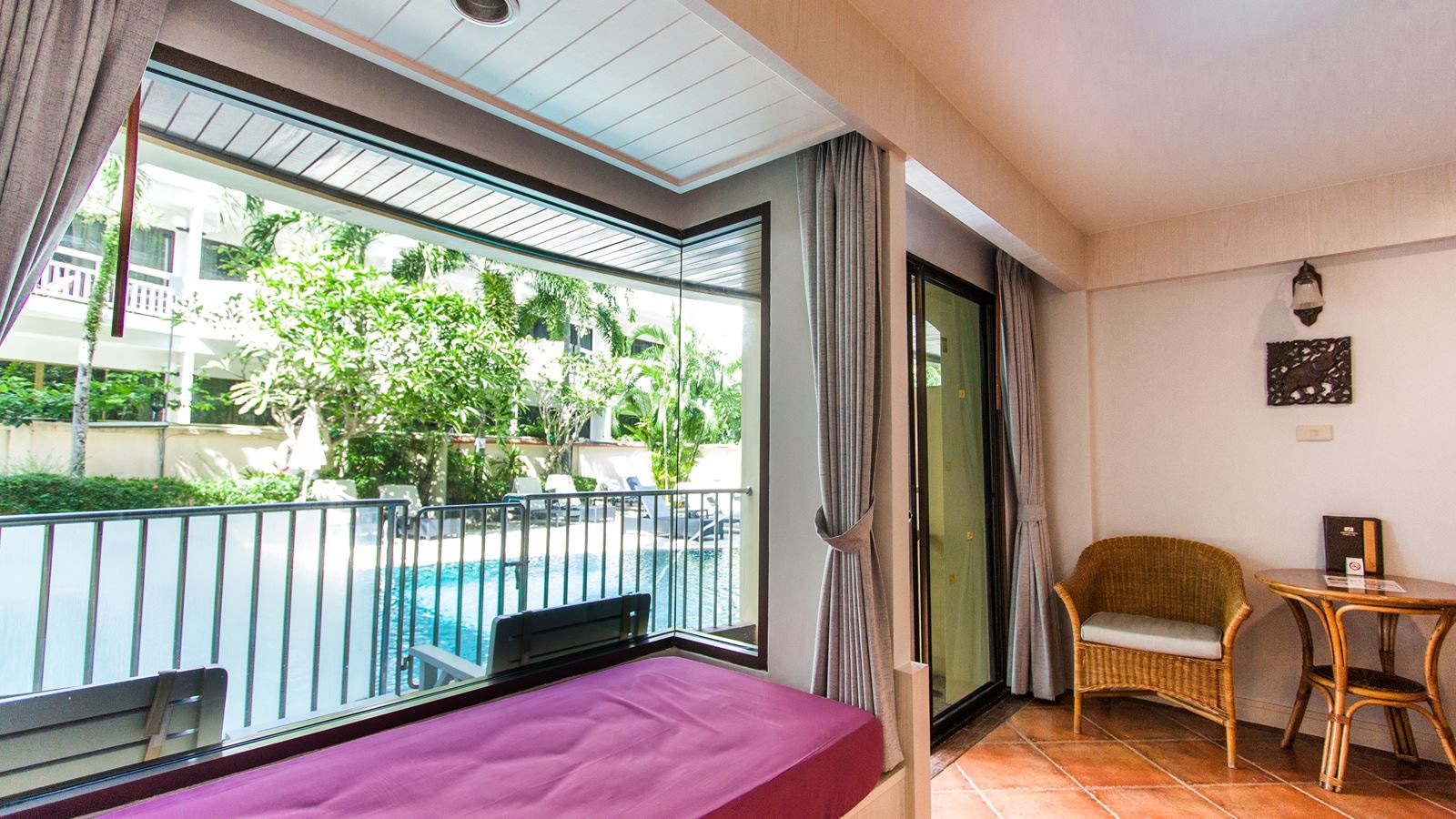 rooms-deluxe-pool-access