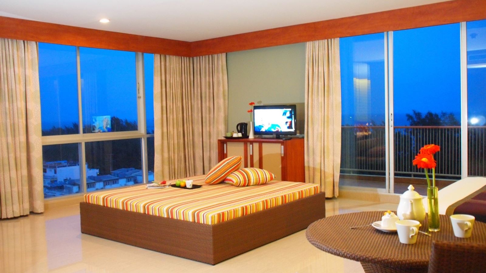rooms-long-beach-suite