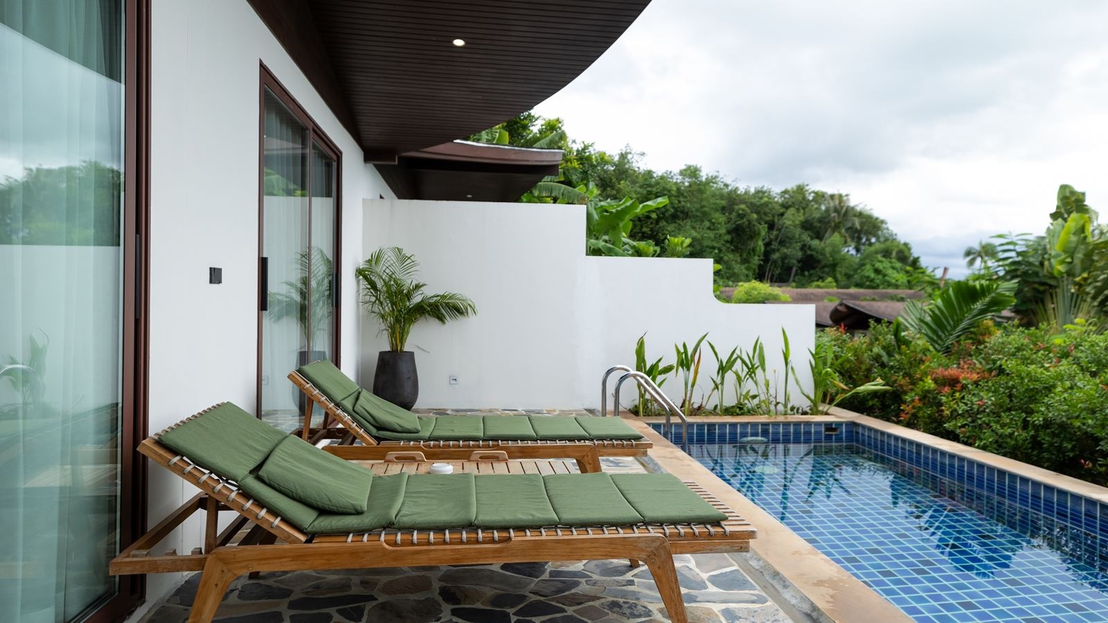 rooms-lux-2bedroom-garden-view-pool-villa