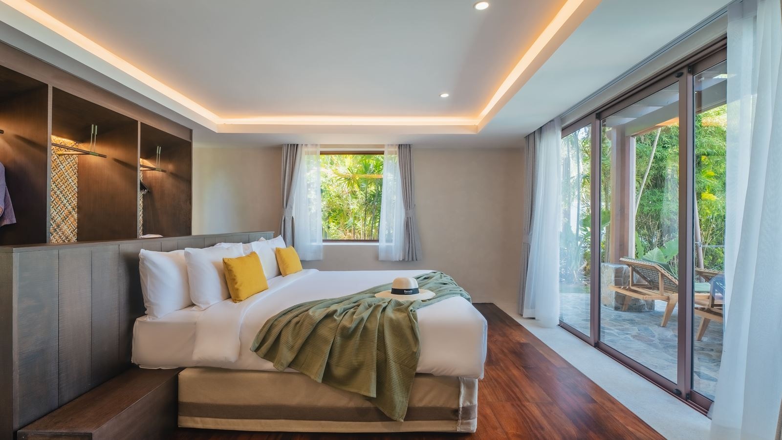 rooms-lux-3-bedroom-grand-beachfront-pool-villa