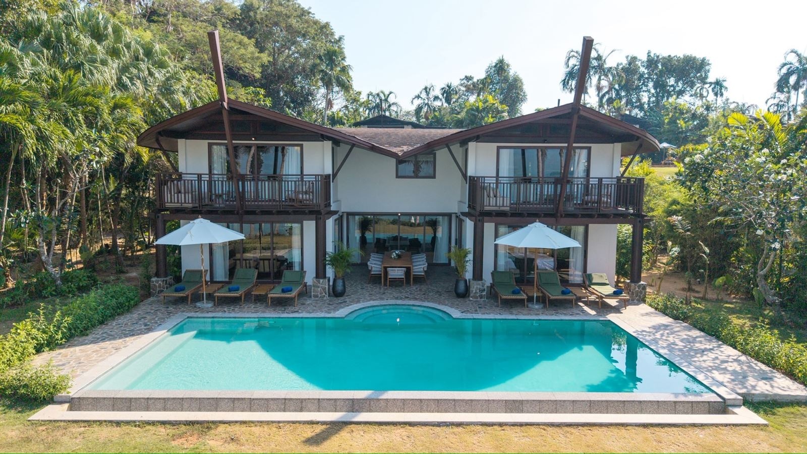 rooms-lux-5-bedroom-grand-beachfront-pool-villa