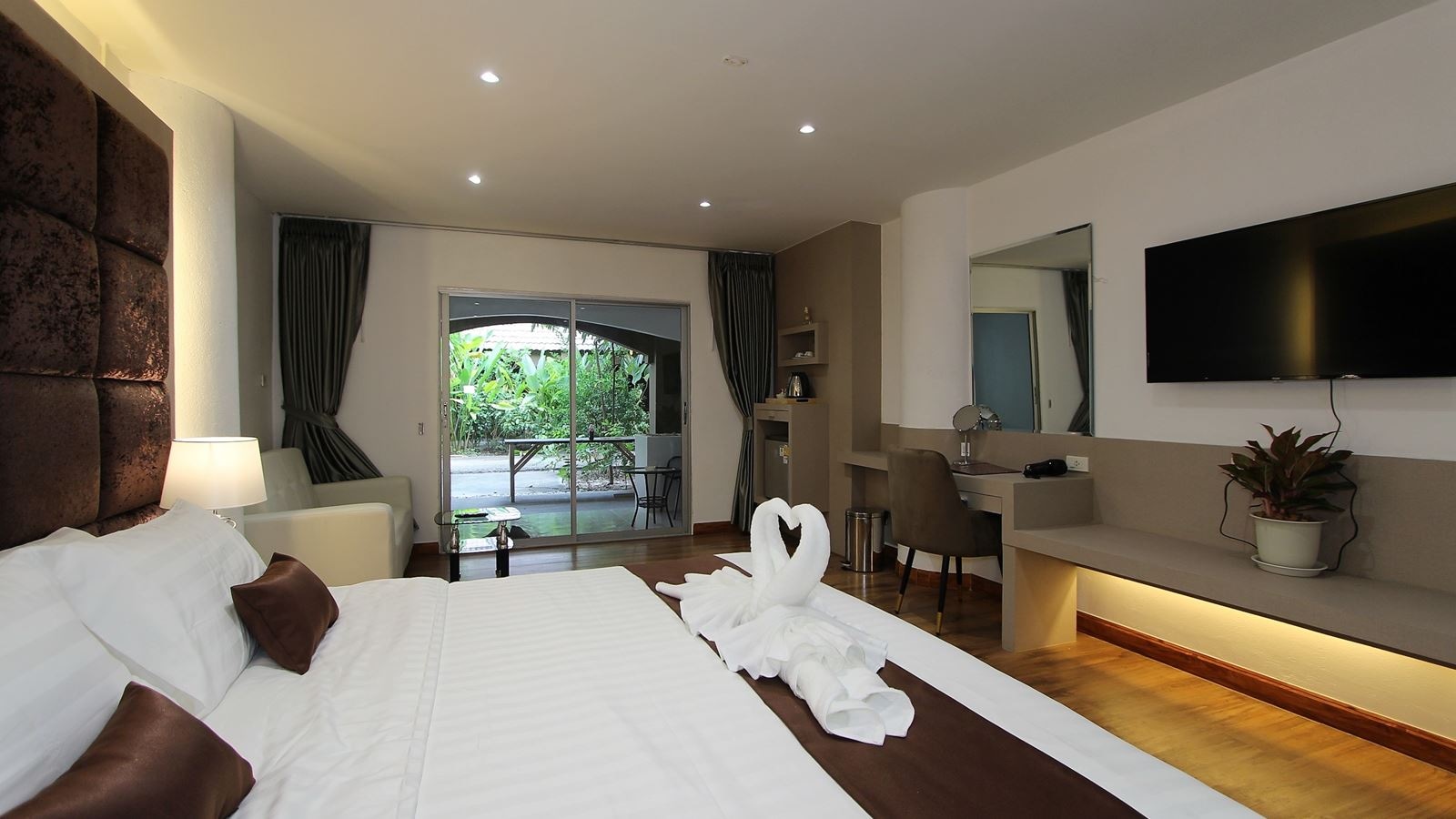 rooms-premier-pool-garden