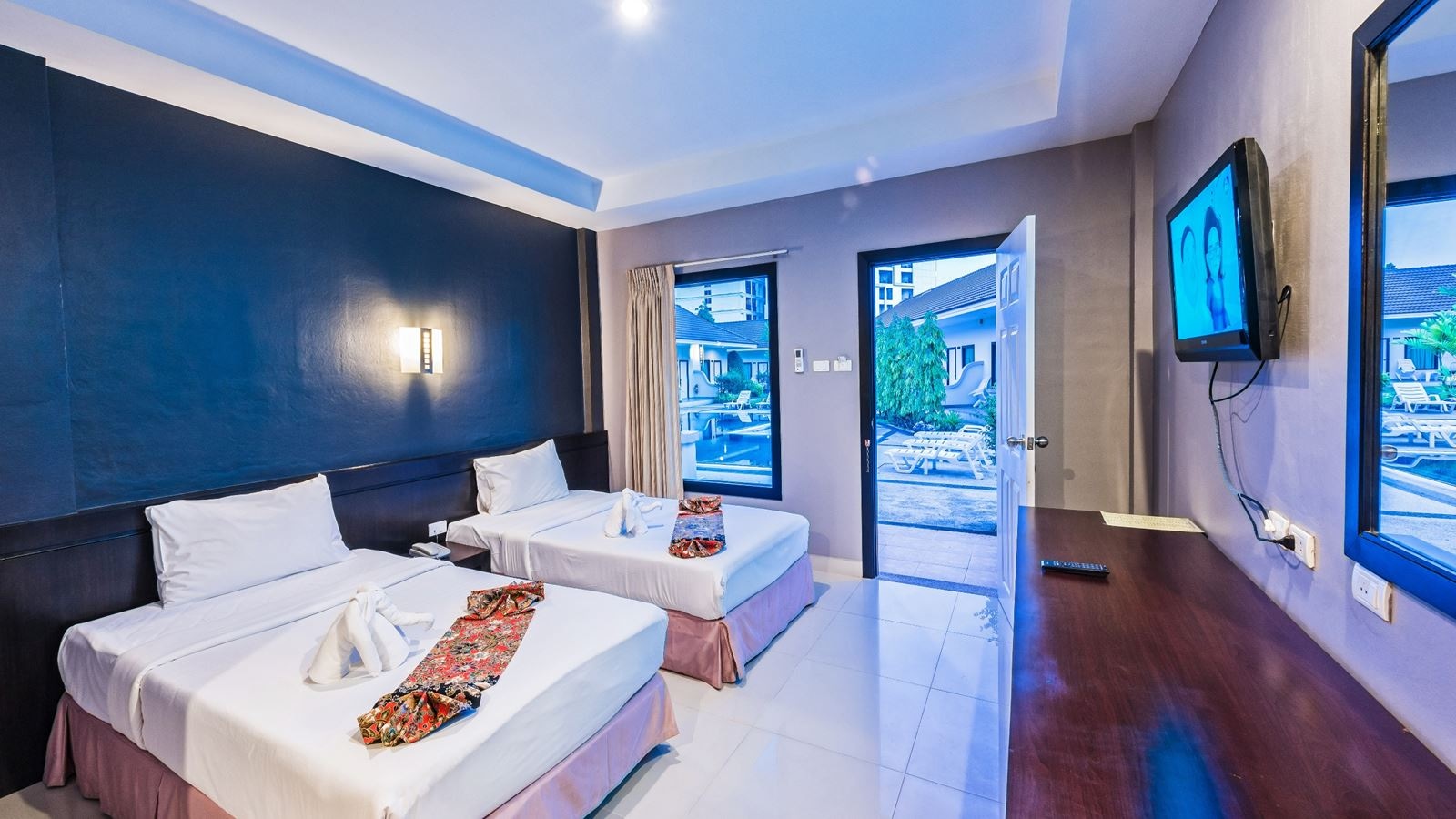 rooms-deluxe-bungalow