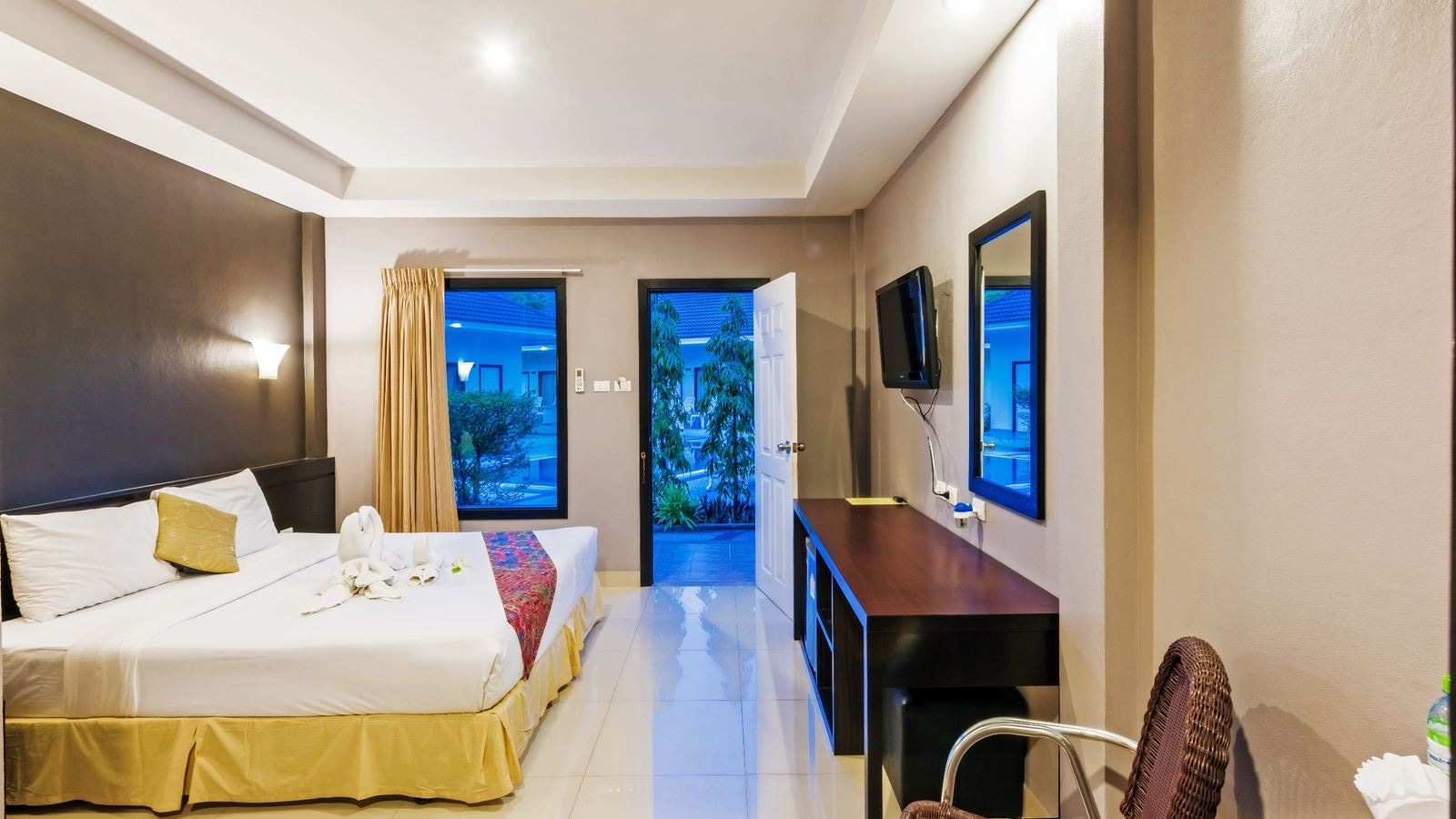 rooms-deluxe-bungalow