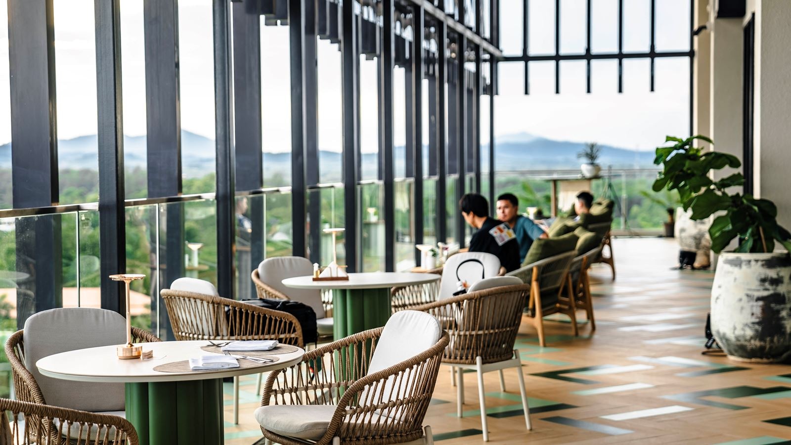 restaurants-koh-17-rooftop--dining