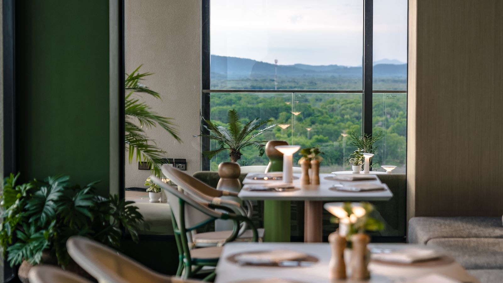 restaurants-koh-17-rooftop--dining