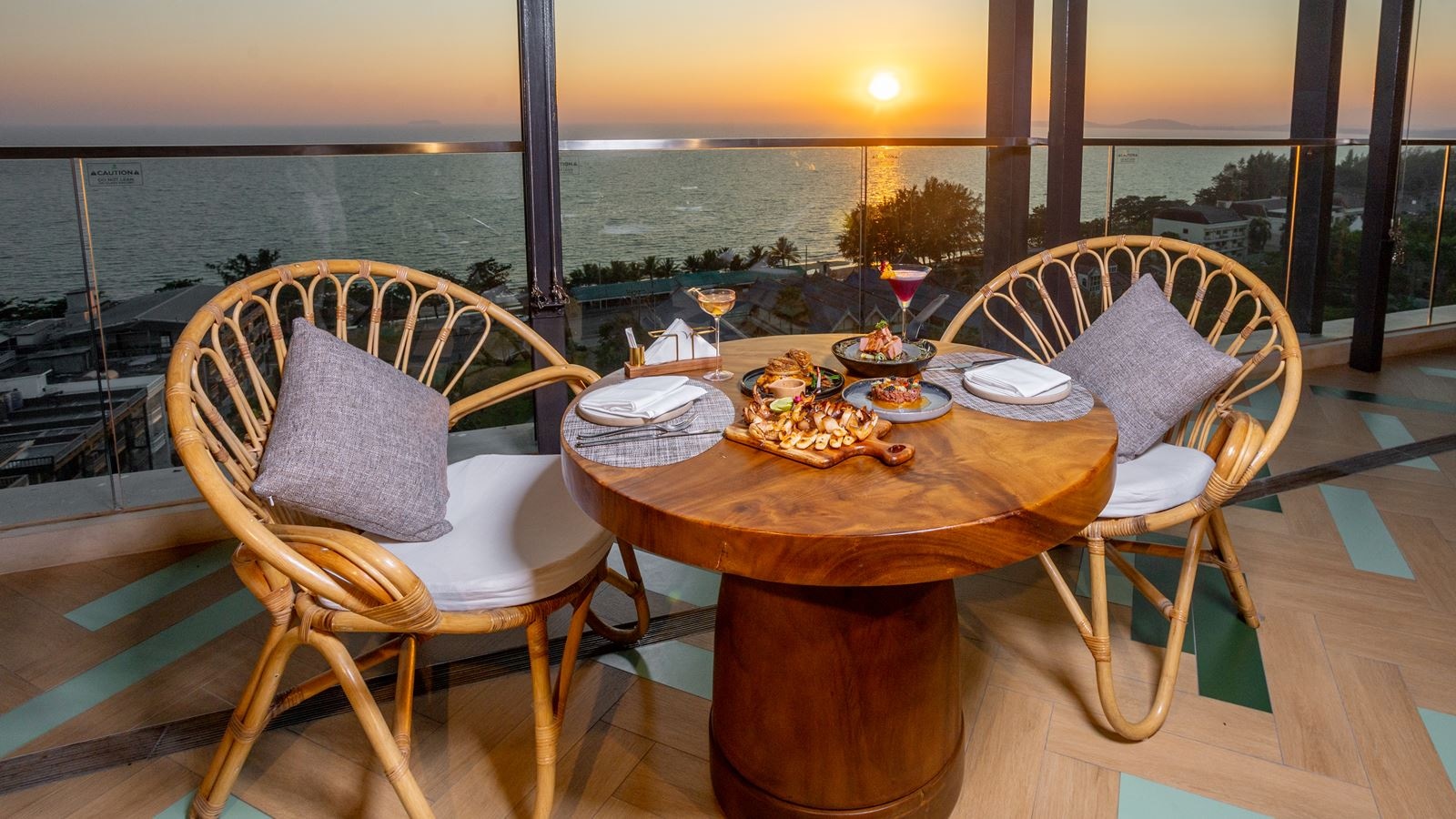 restaurants-koh-17-rooftop--dining