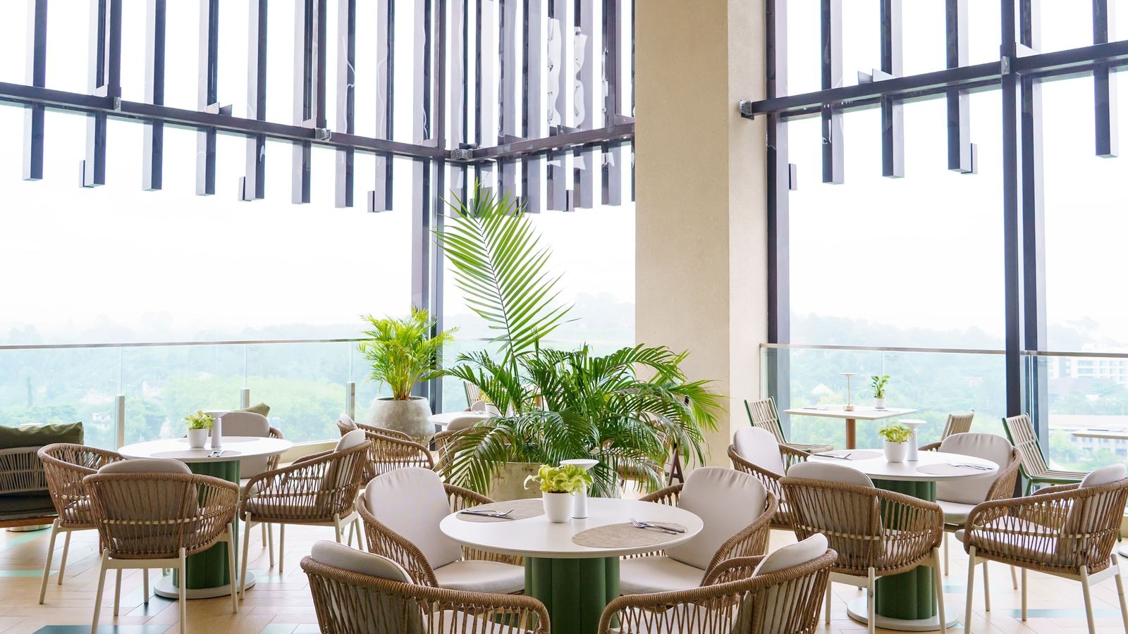 restaurants-koh-17-rooftop--dining