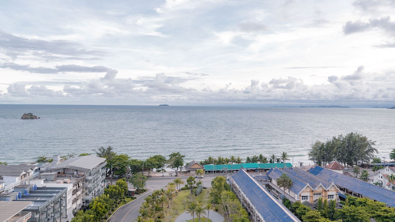 restaurants-koh-17-rooftop--dining