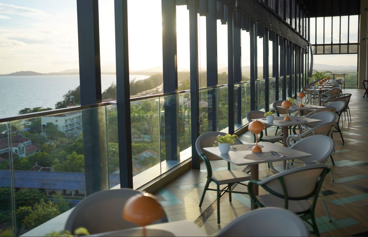 restaurants-koh-17-rooftop--dining