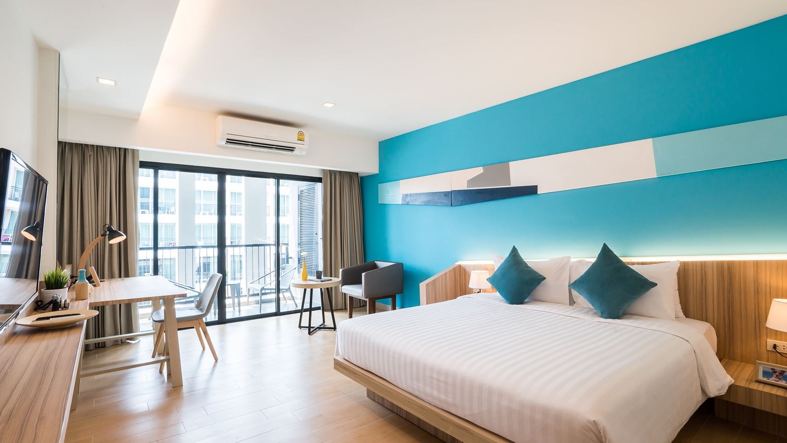 rooms-deluxe-pool-view