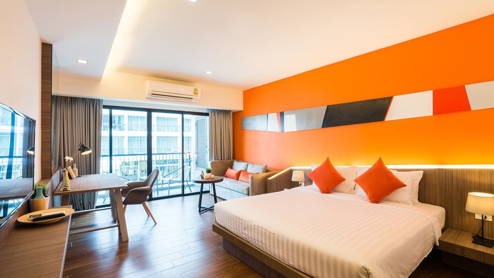 rooms-deluxe-premier-pool-view