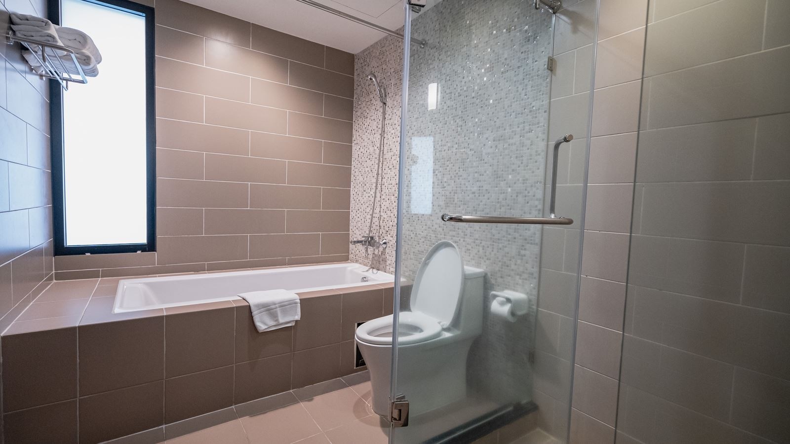 rooms-deluxe-premier-pool-view