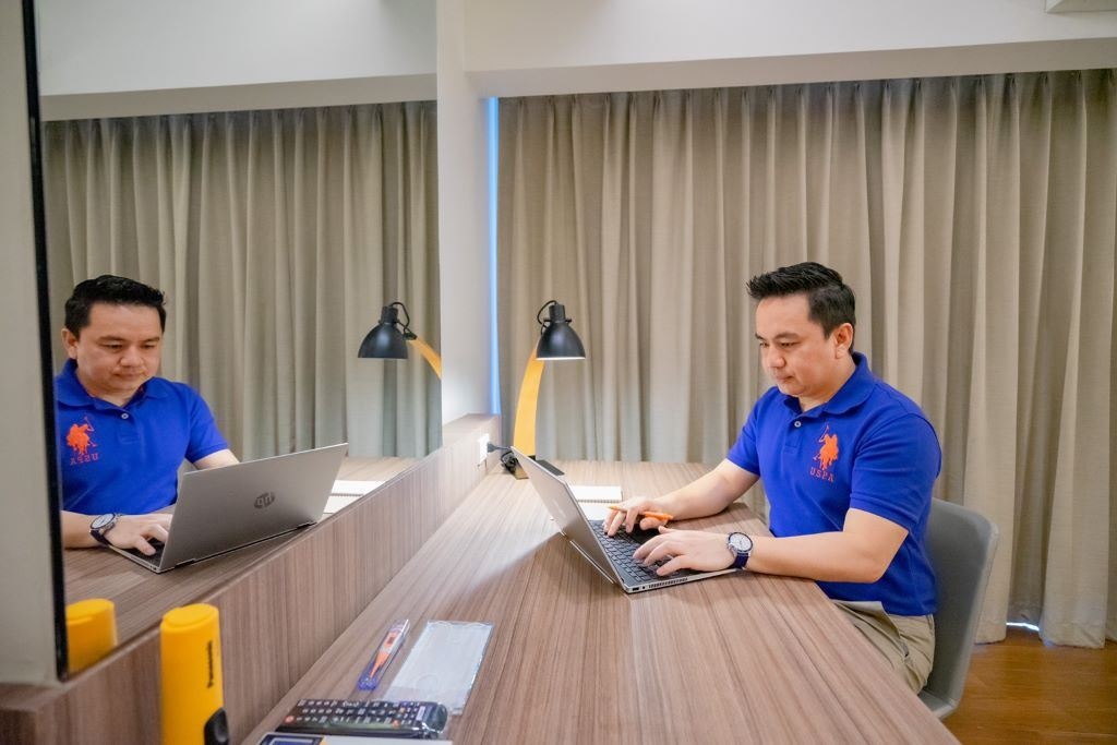 rooms-deluxe-premier-pool-view