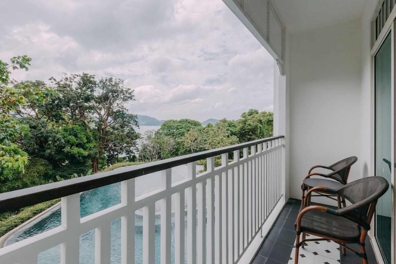 rooms-deluxe-pool-view