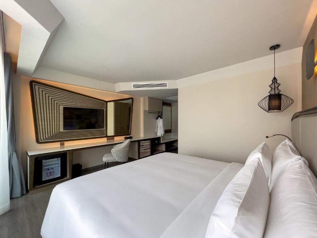 rooms-deluxe-king-bed-room