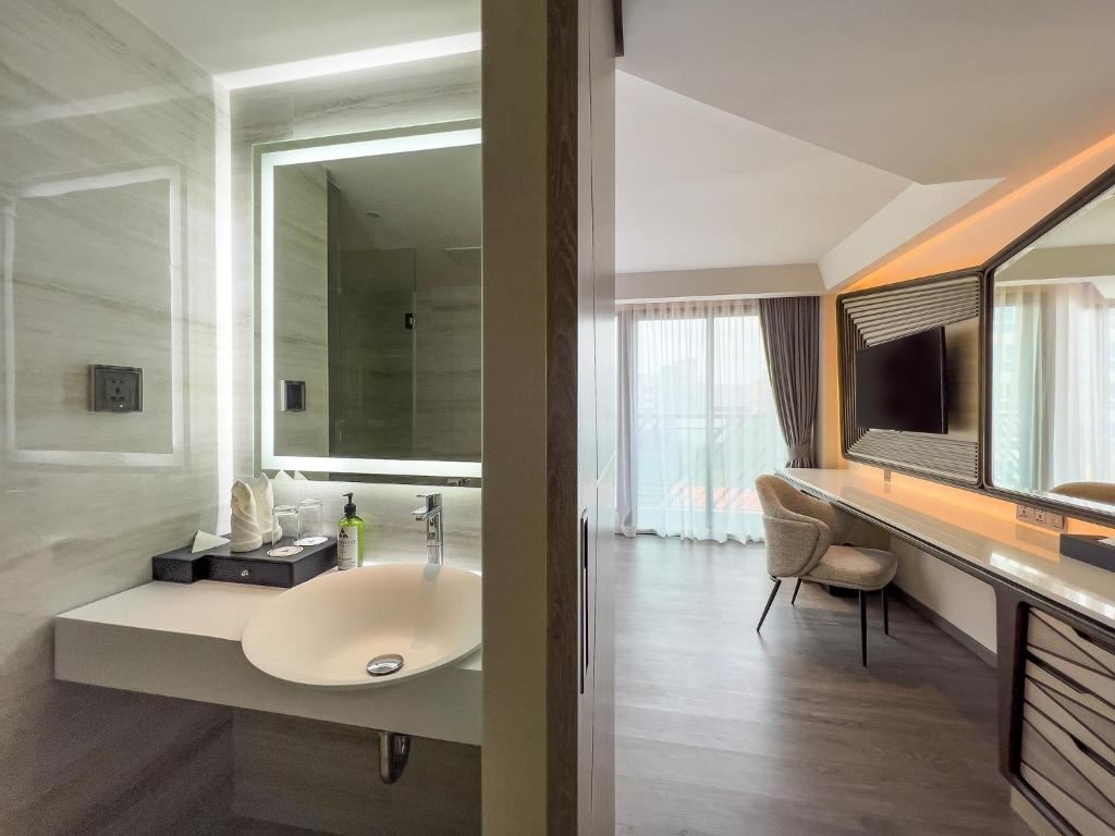 rooms-deluxe-king-bed-room