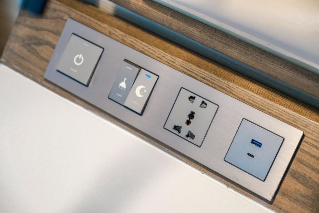 rooms-deluxe-king-bed-room