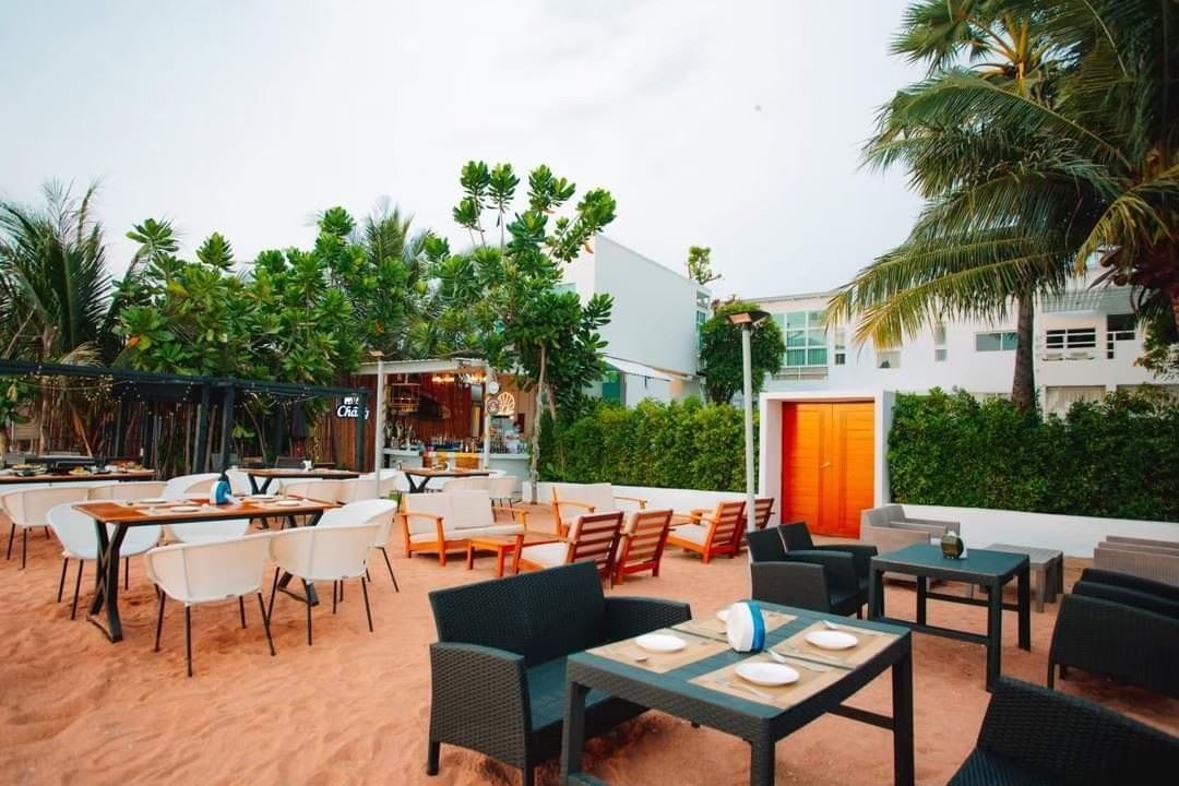 bars-the-bistro-beach-sea-bird-club