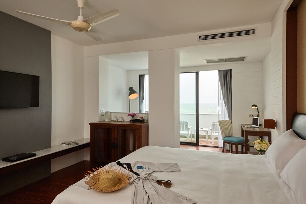 rooms-mini-suite-sea--horizon-balcony