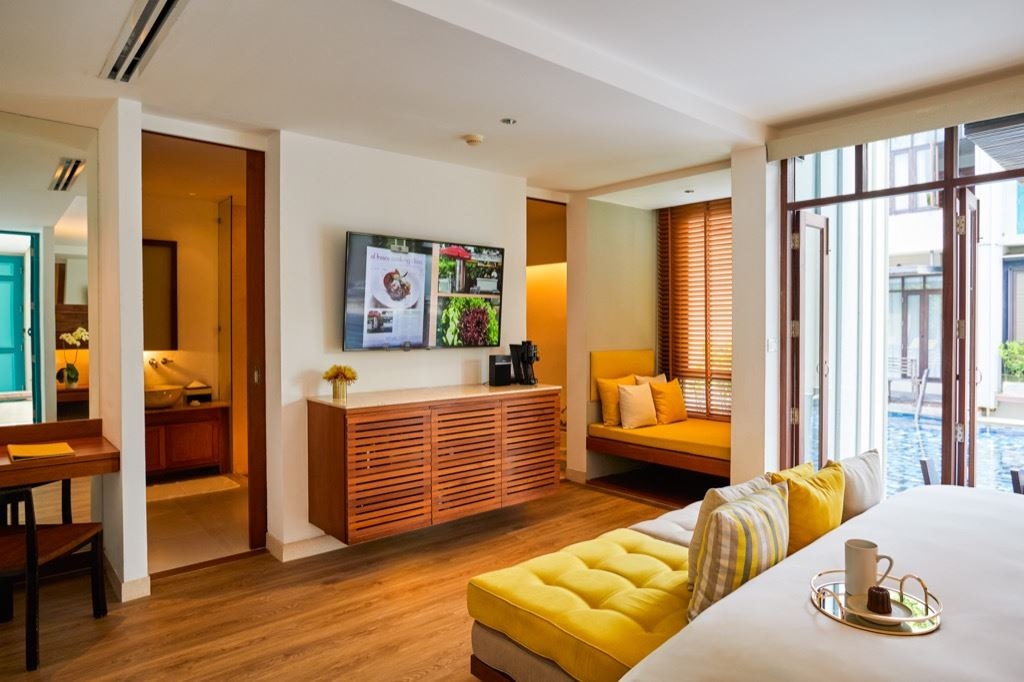 rooms-pool-access-lazzzzz-suite