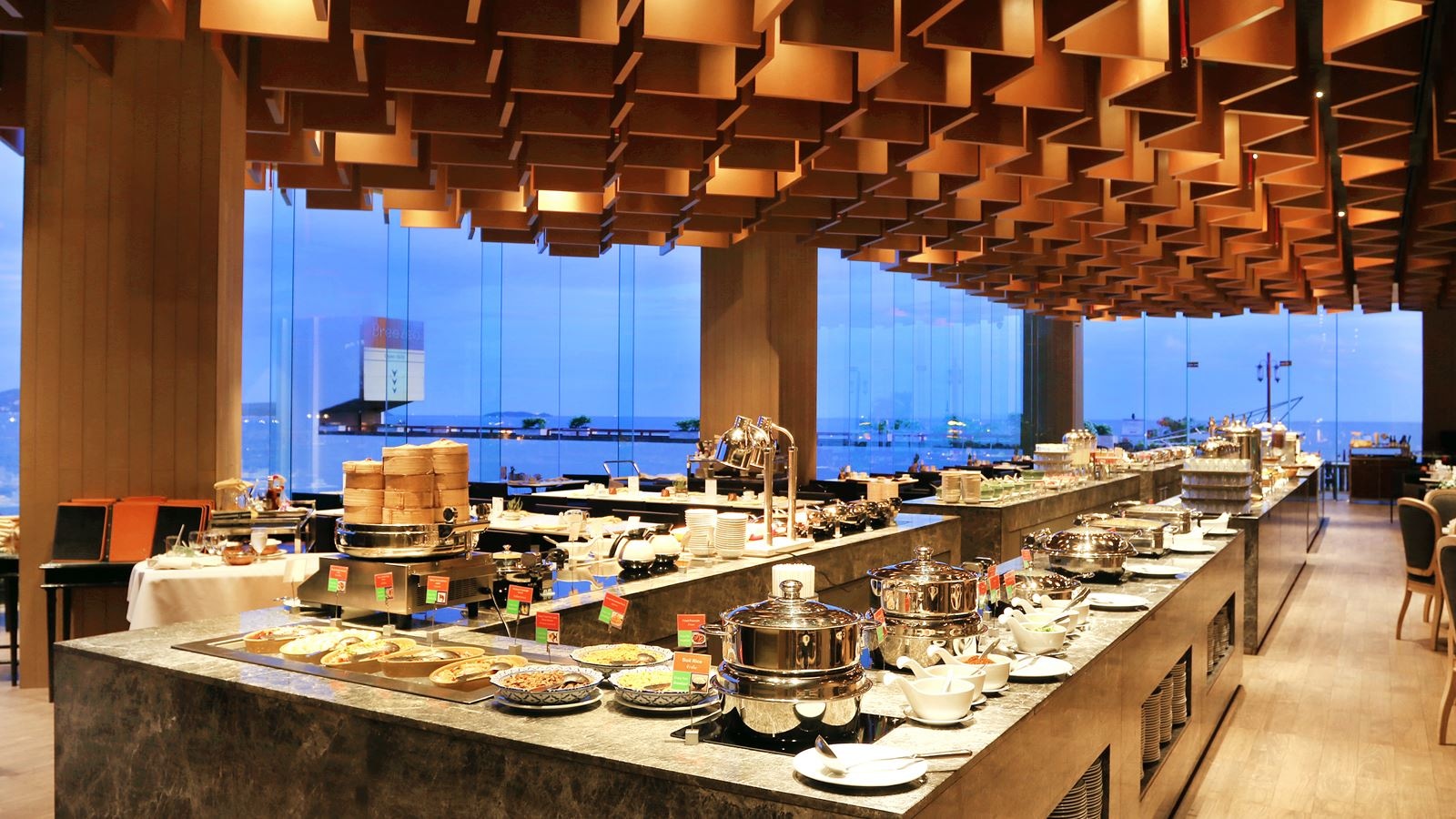 restaurants-panorama--dramatic-atmosphere