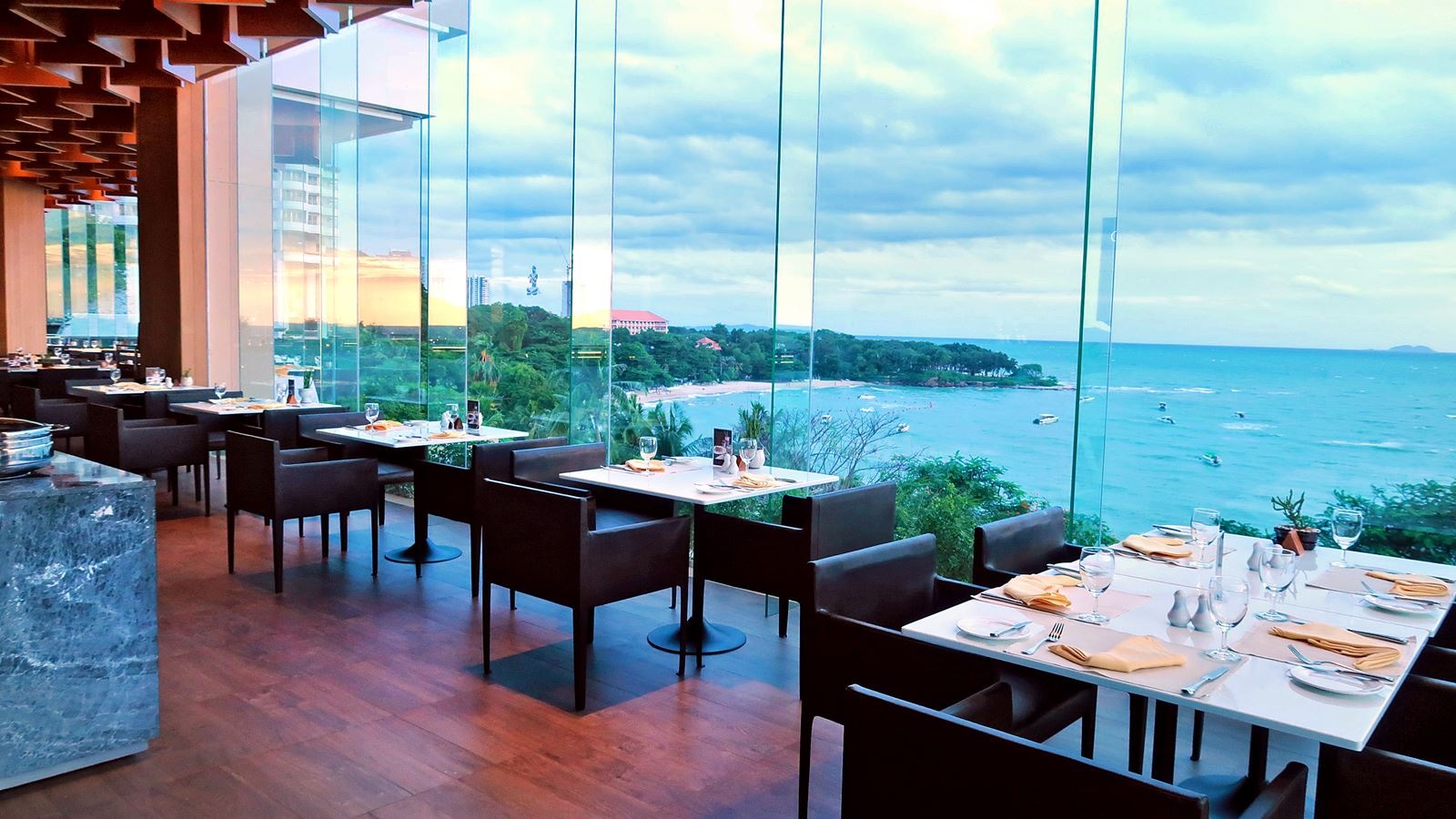 restaurants-panorama--dramatic-atmosphere