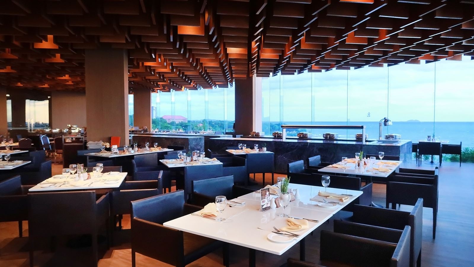 restaurants-panorama--dramatic-atmosphere