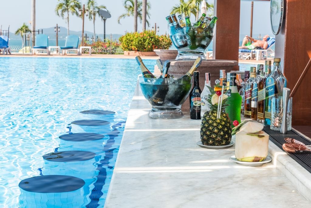 bars-the-bar-at-beach-hotel