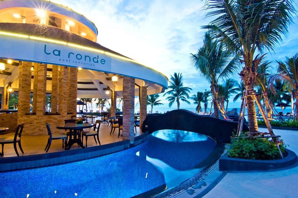 restaurants-la-ronde--pool-sensation