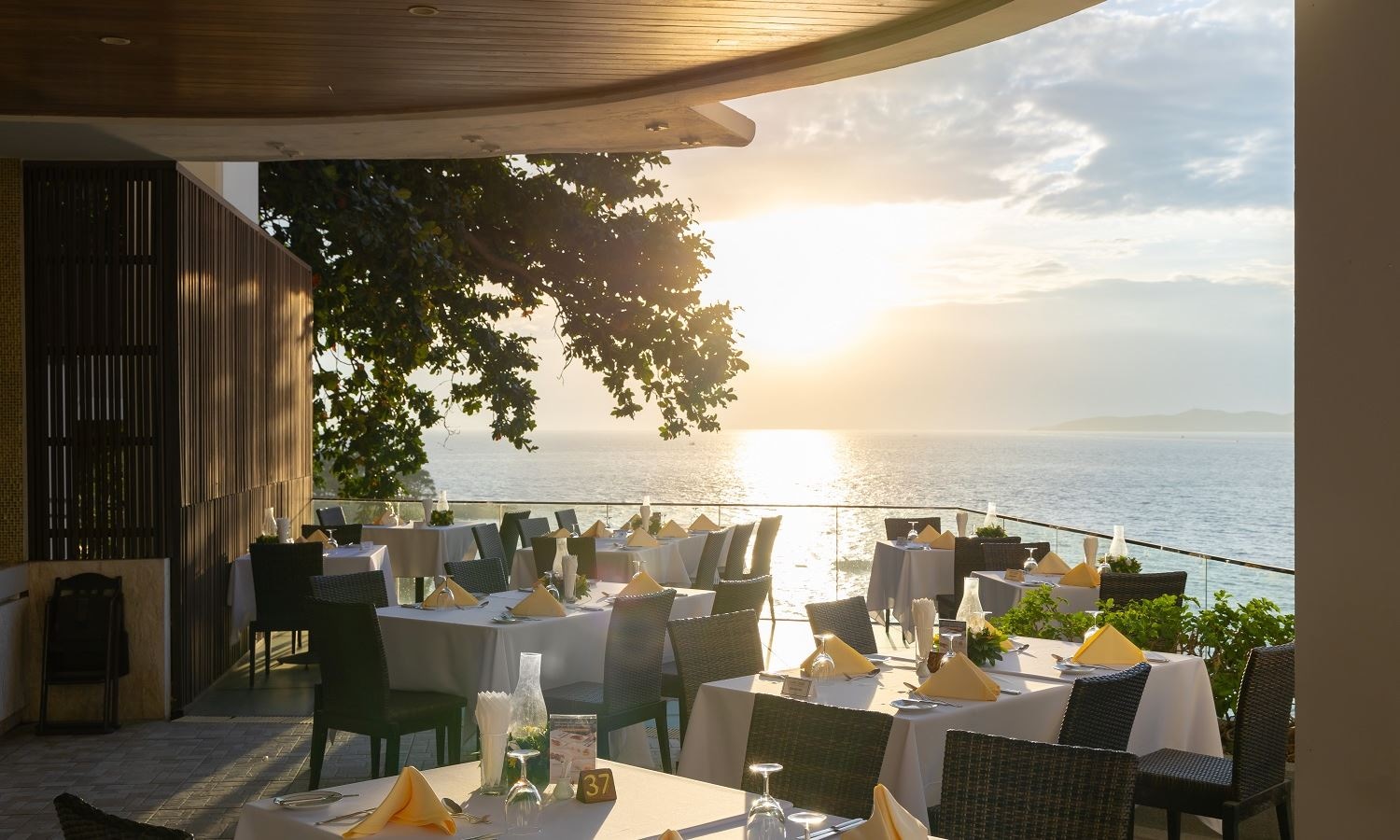 restaurants-larn-thong--authentic-thai-traditions