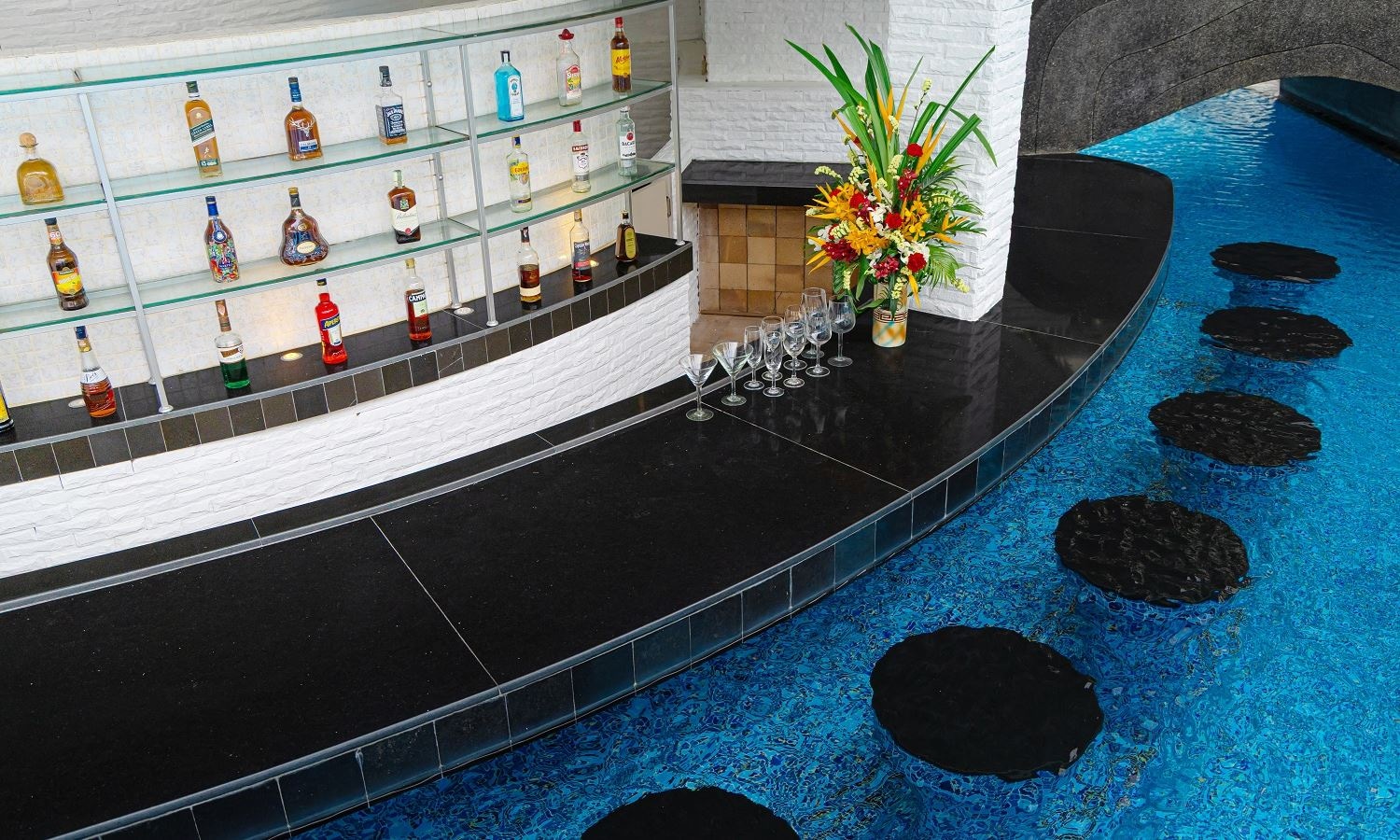 restaurants-la-ronde--pool-sensation