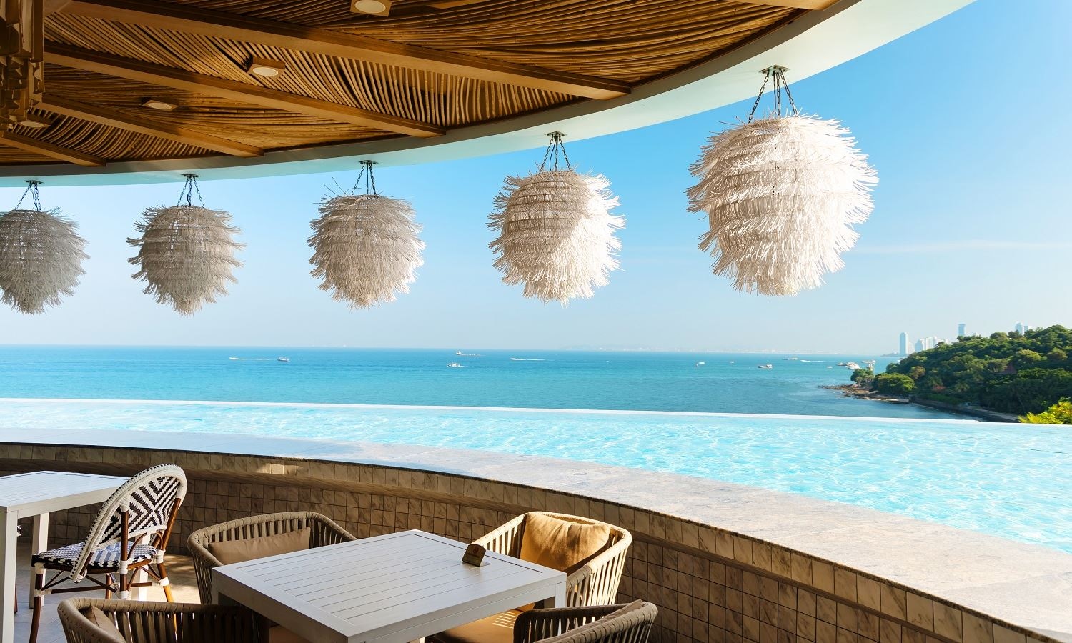 bars-sky-aquarium-pool--bar--royal-cliff-beach-hotel-poolside